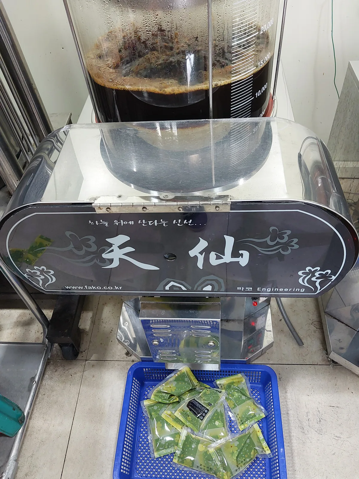 추출기와 완성된 즙